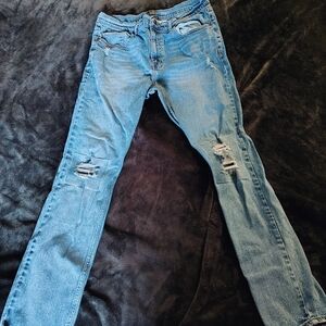 Light Wash Skinny Men’s Jeans with Knee Distressing